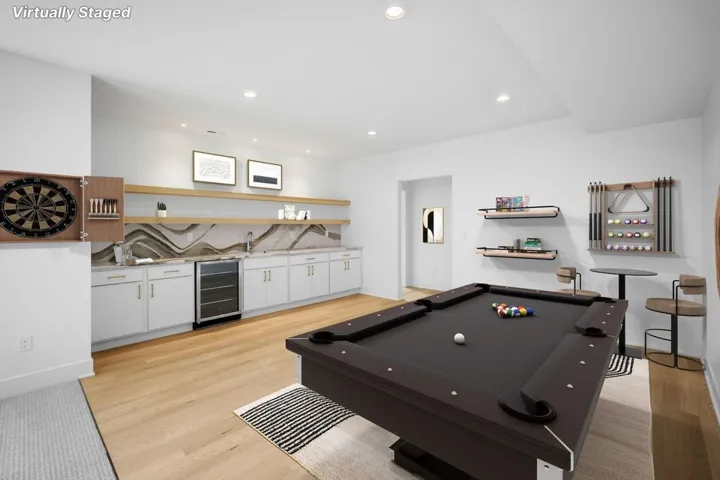 (virtually staged) rec area