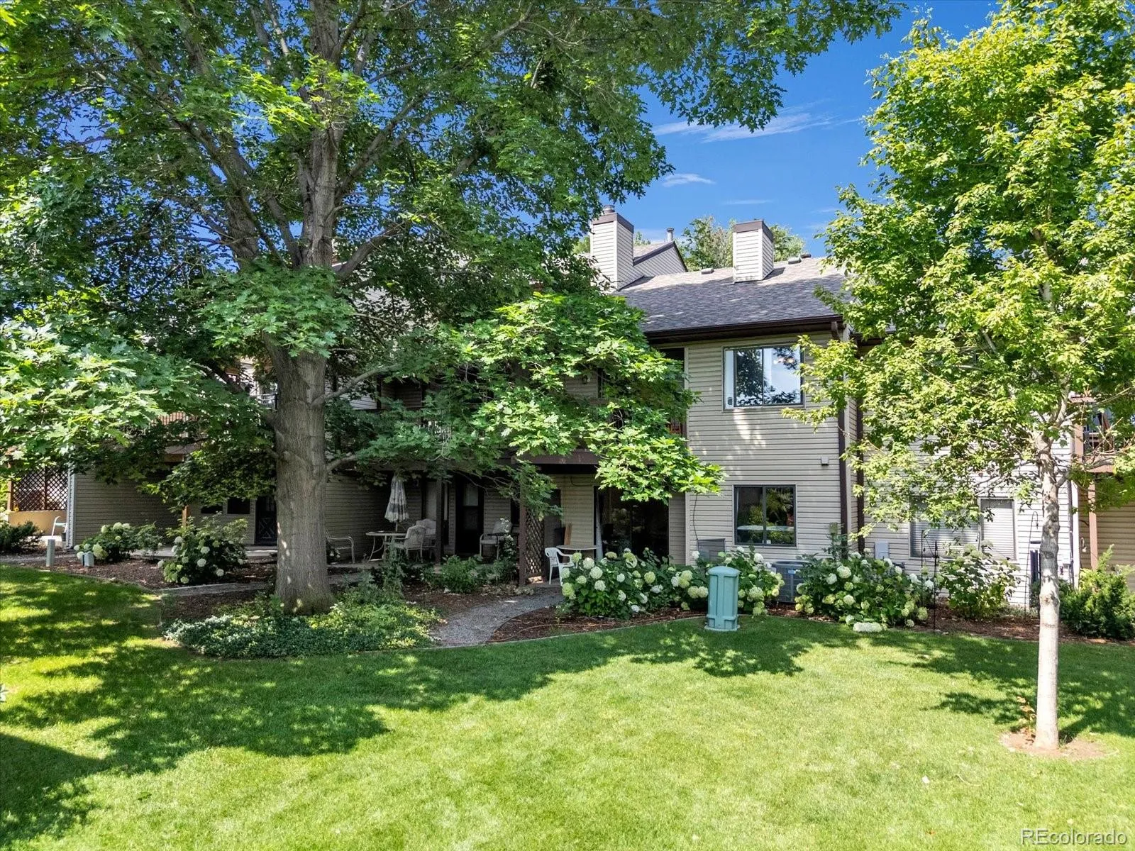 Country Club Maples Condominiums
