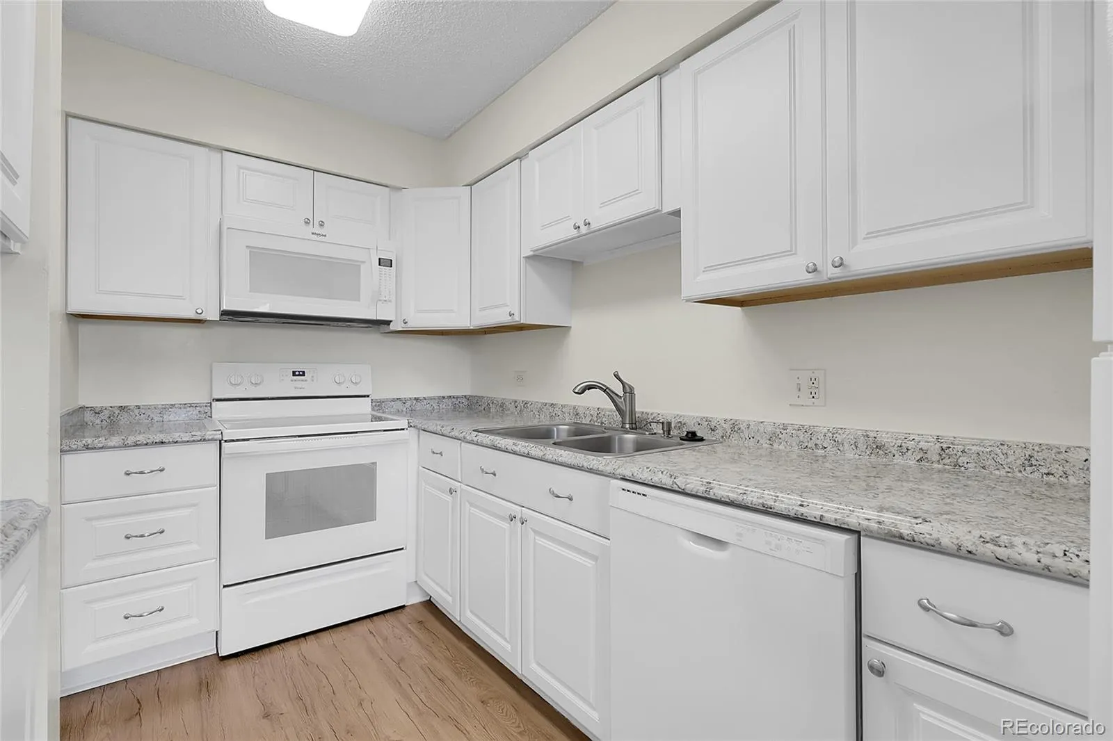 Glenn Oaks Condo