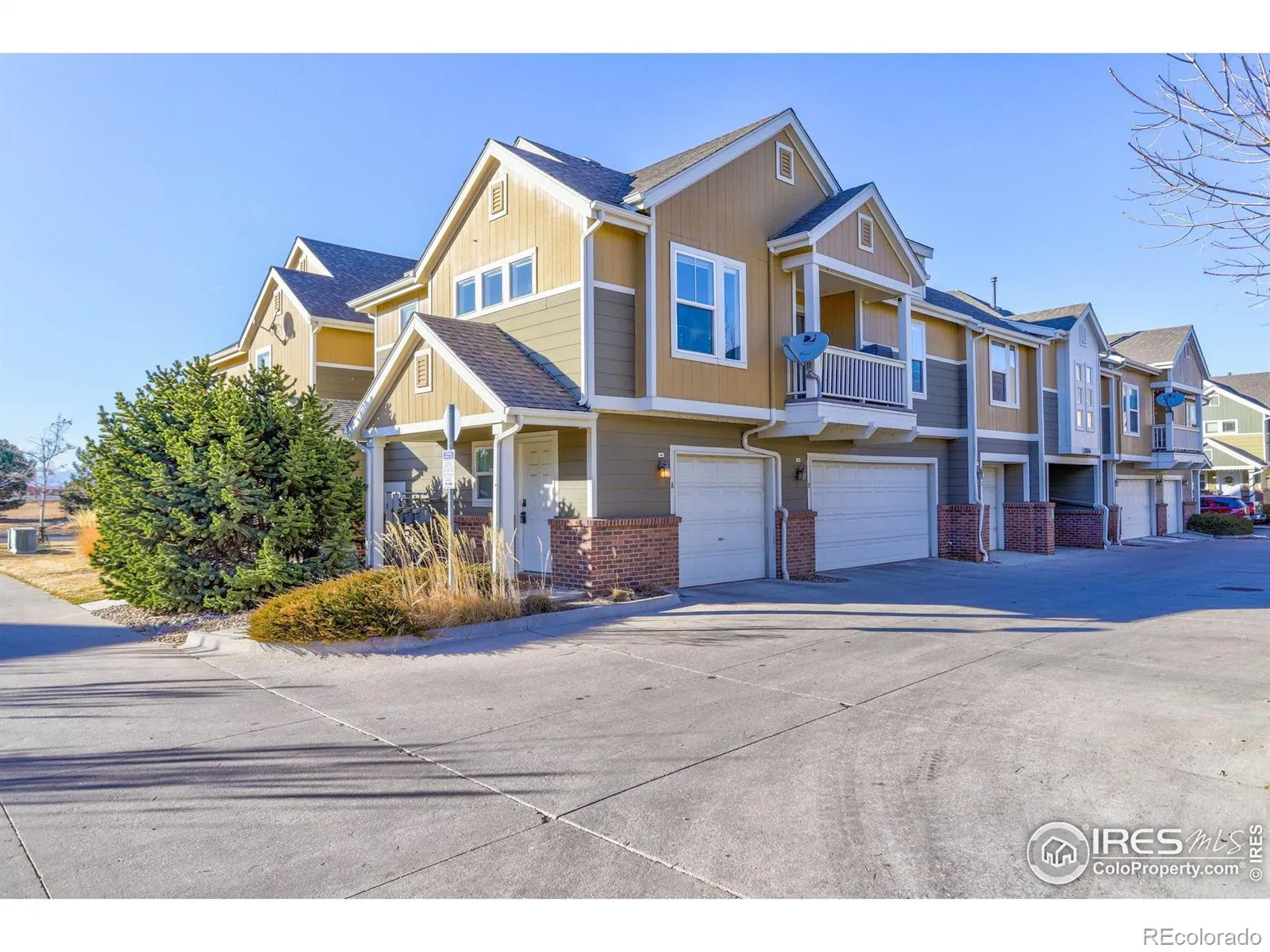 Villas At River Oaks Condo
