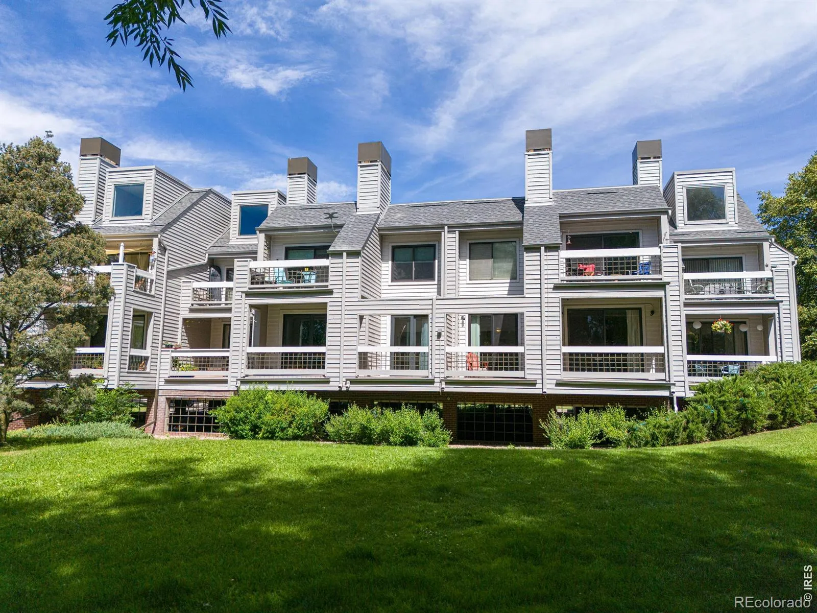 Kings Ridge Condos Ph I, II