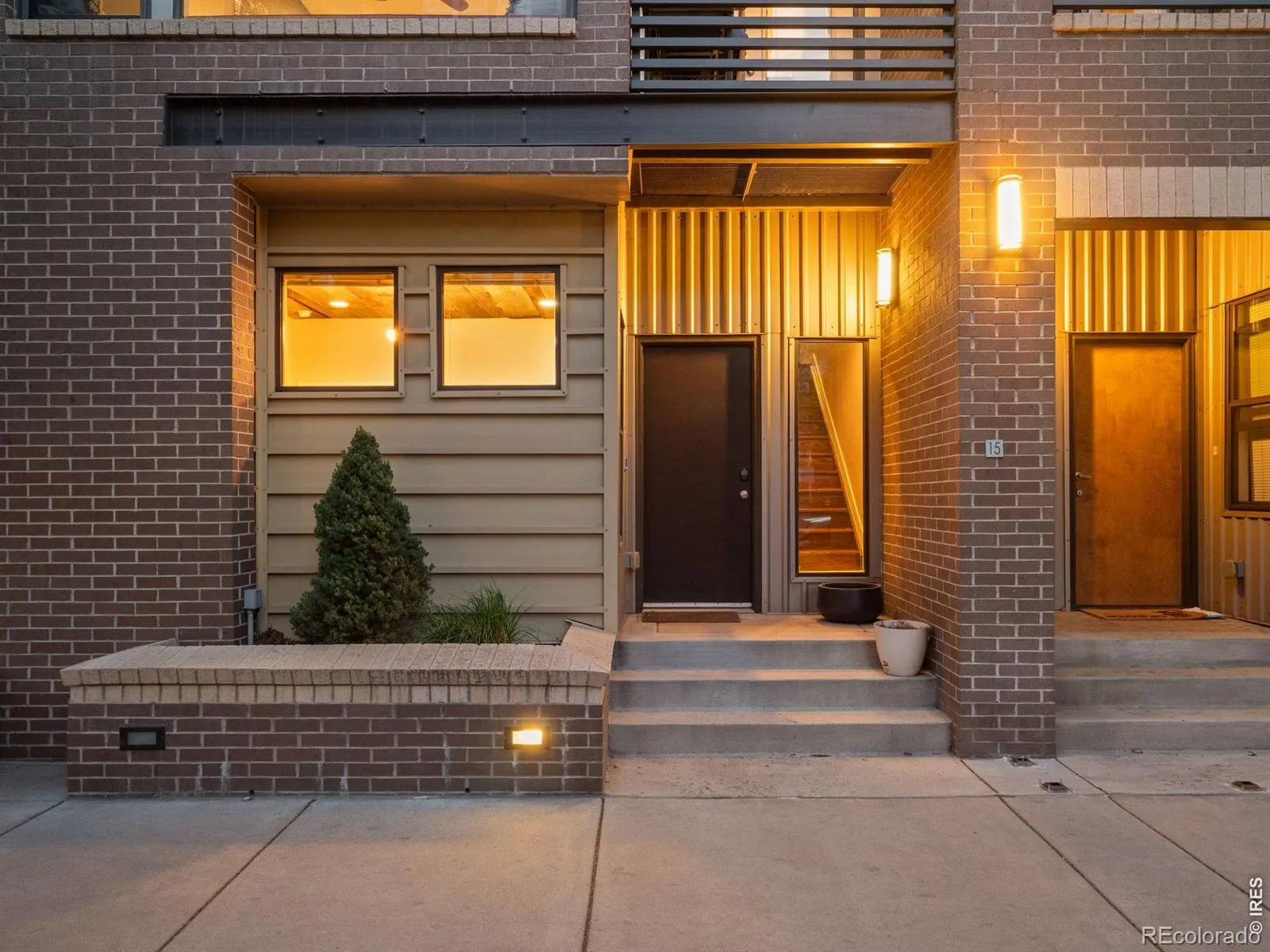 Hoyt & Robinsons Add To Denver