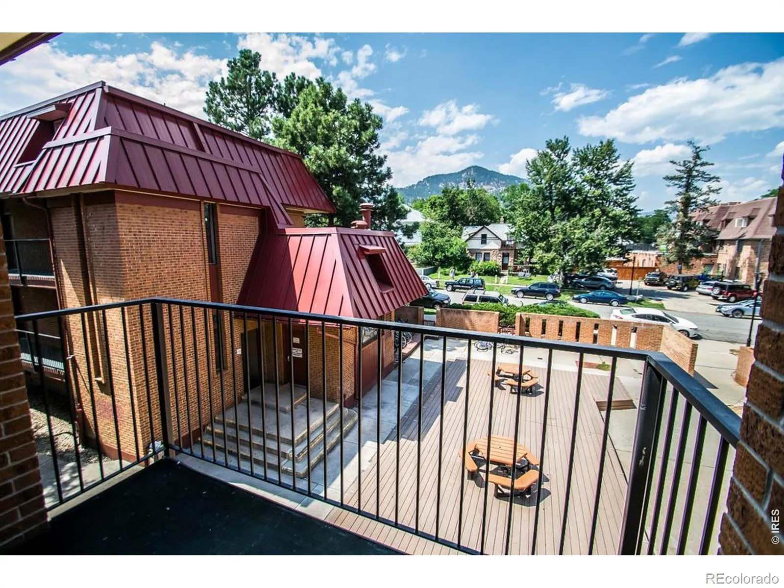 College Twnhs Condos