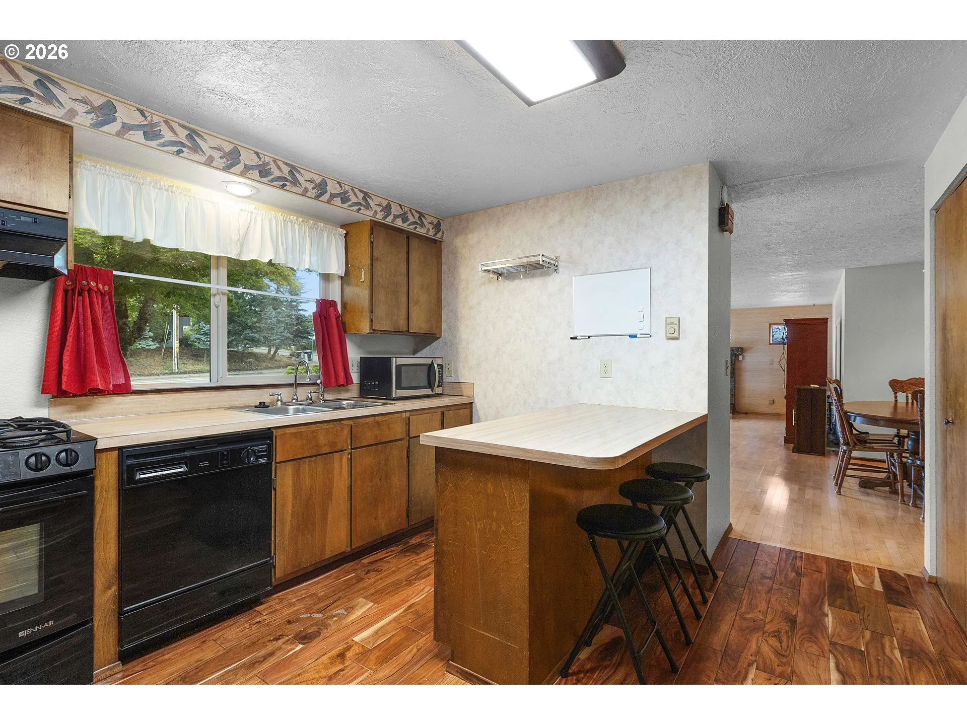 Kitchen-Breakfast Bar