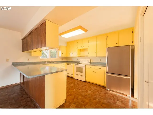 Kitchen-Breakfast Bar