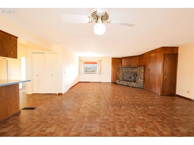 Living Room-Fireplace