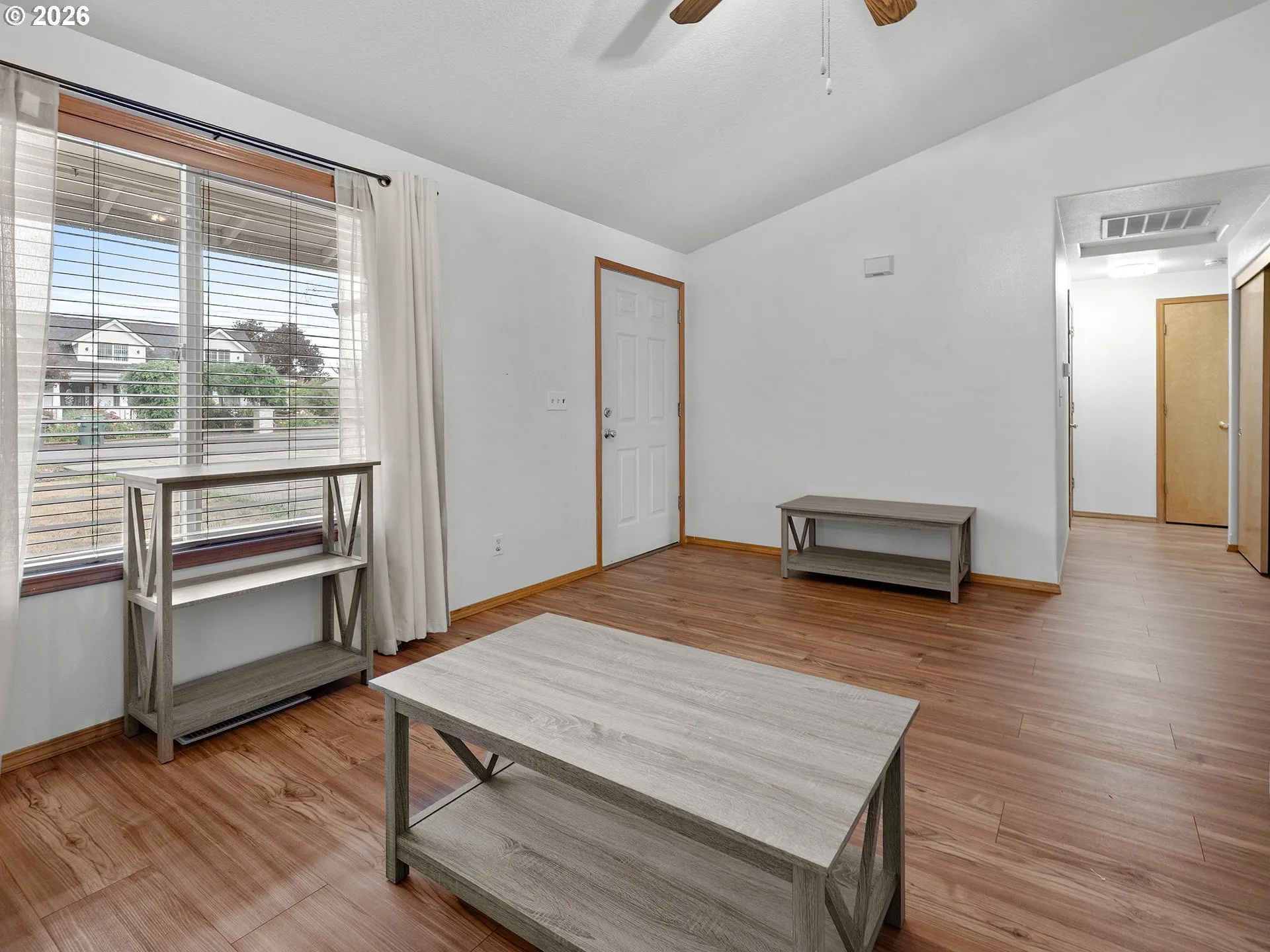 Living Room/Entrance