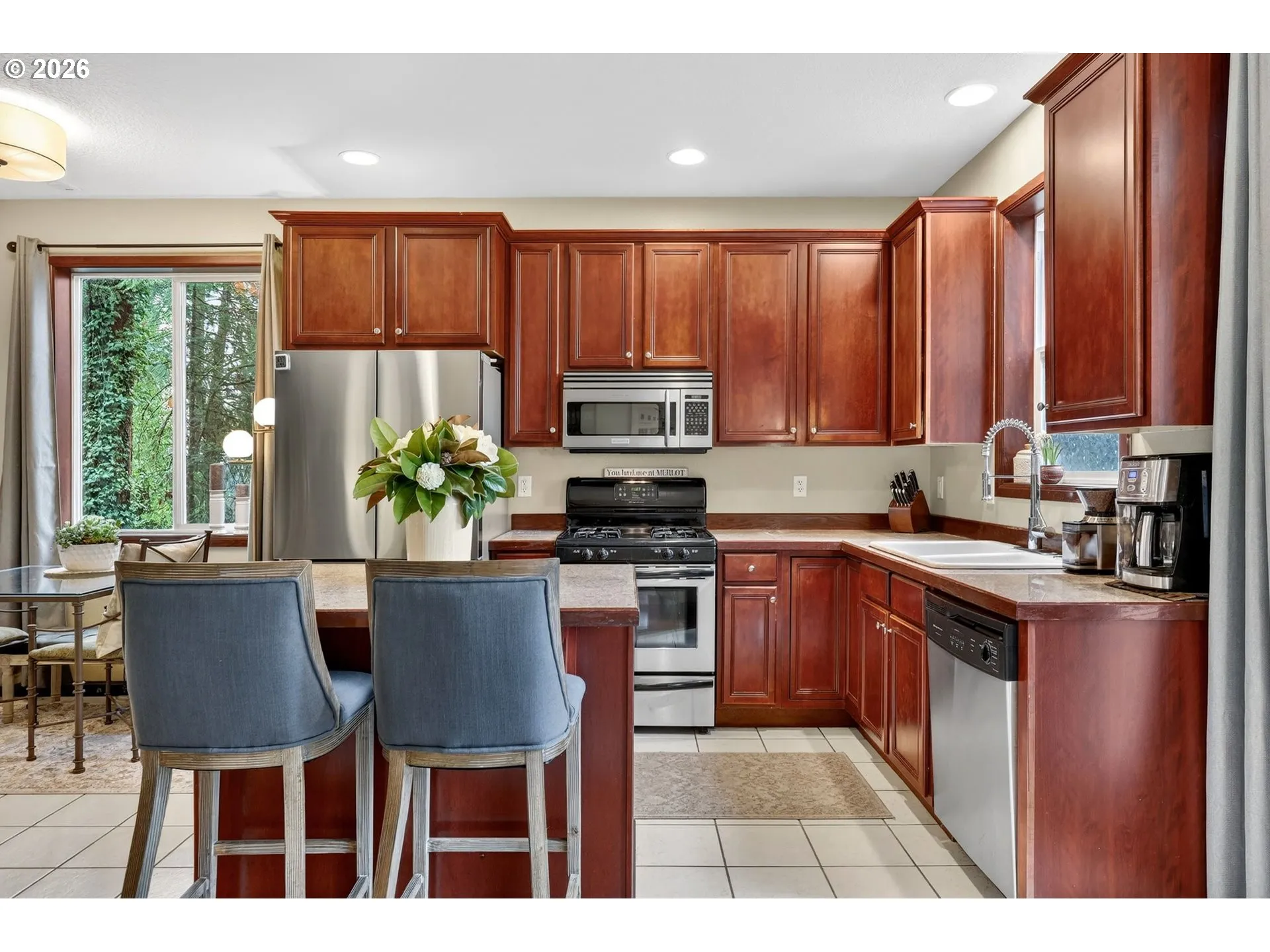Kitchen-Breakfast Bar