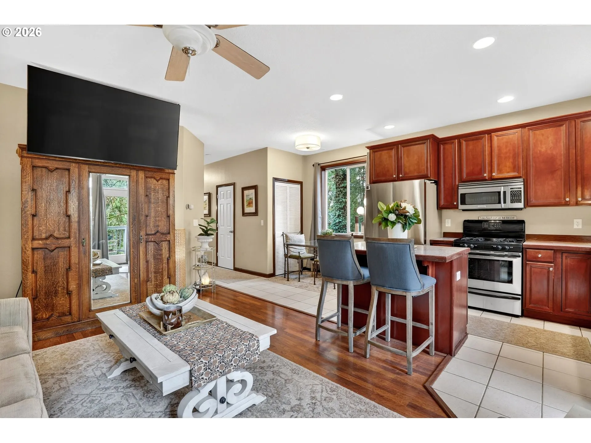 Kitchen-Breakfast Bar