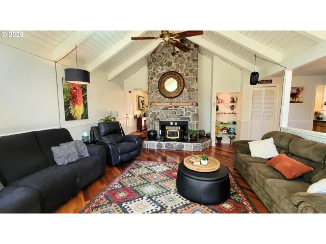 Living Room-Vaulted Ceilings