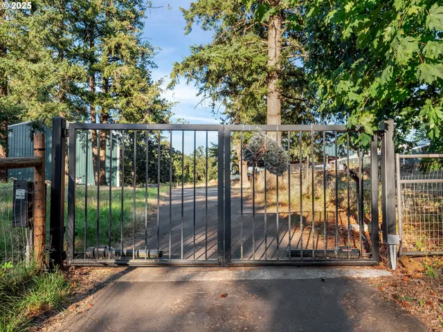 Driveway-Gated