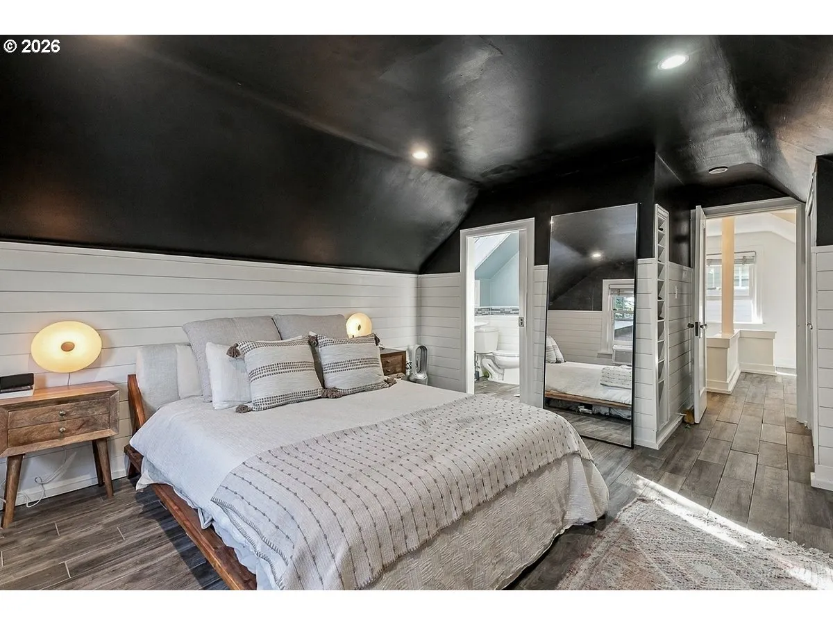 Bedroom, Primary-Upper