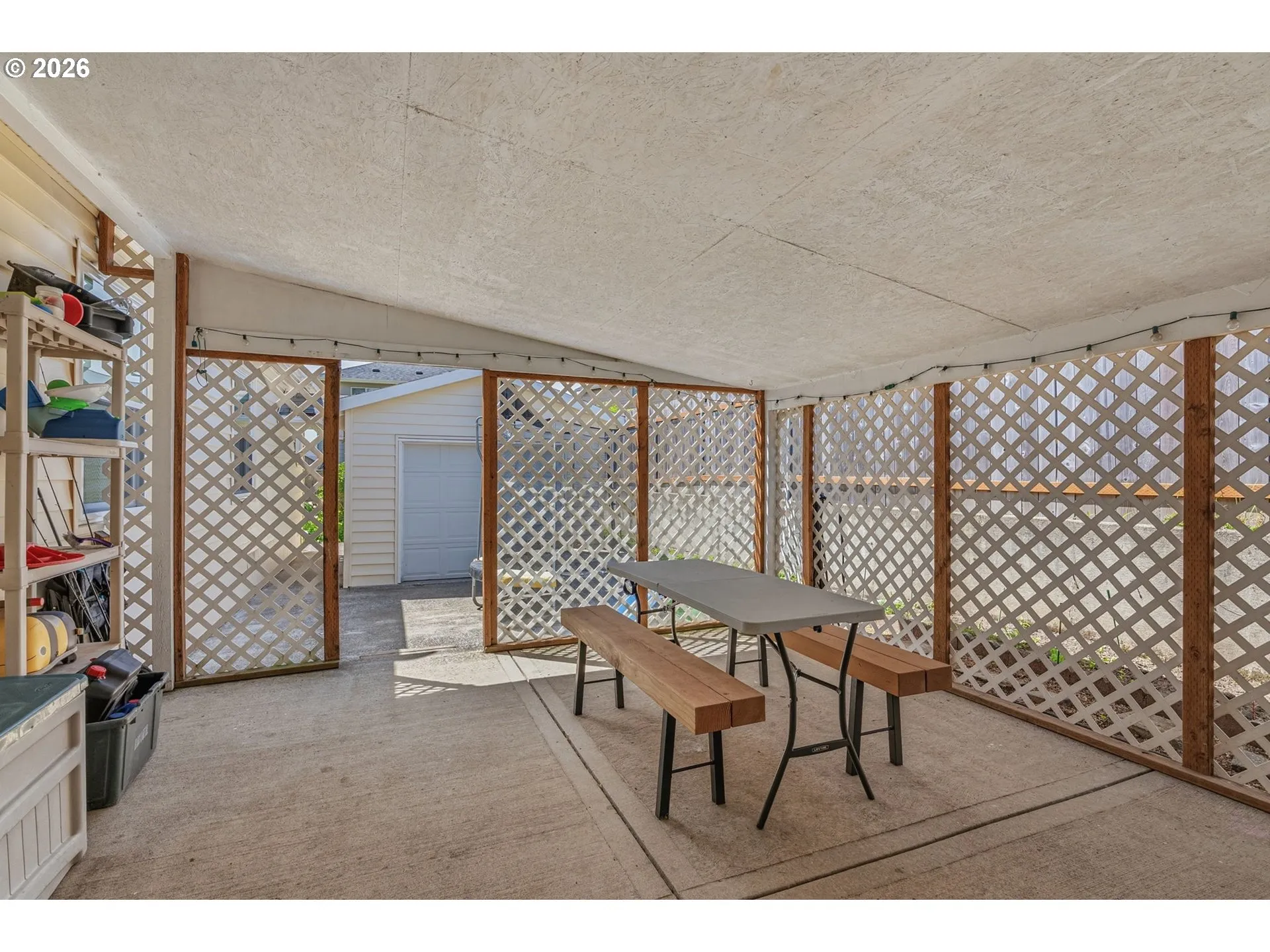 Porch, Screened in