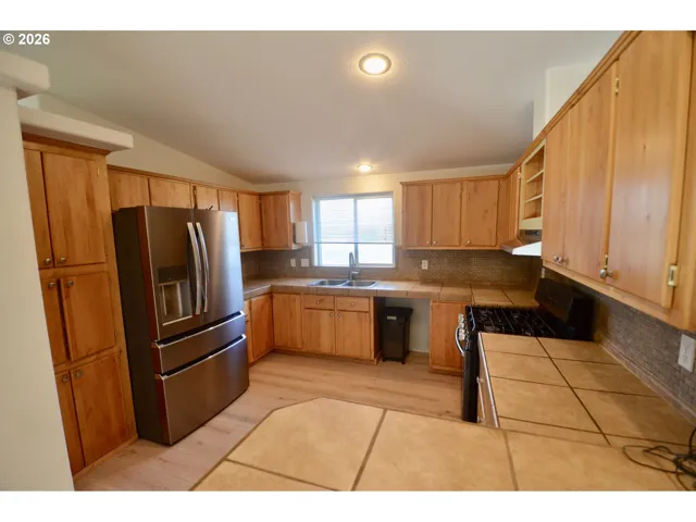 Kitchen-Breakfast Bar