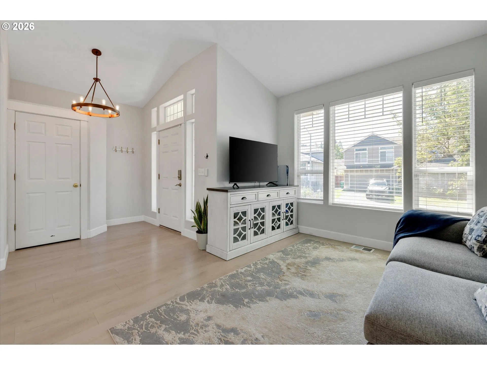 Living Room/Entrance