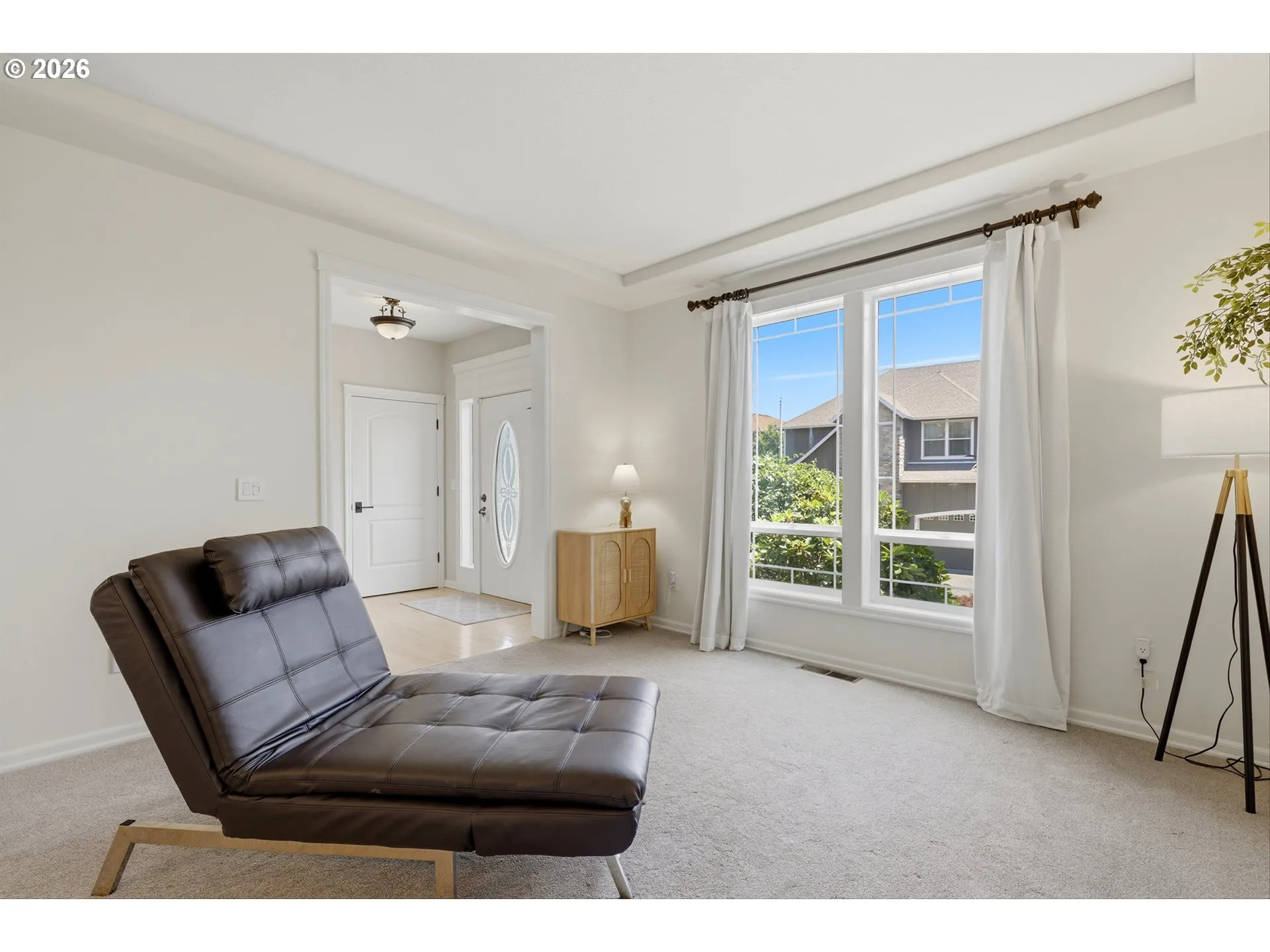 Living Room/Entrance