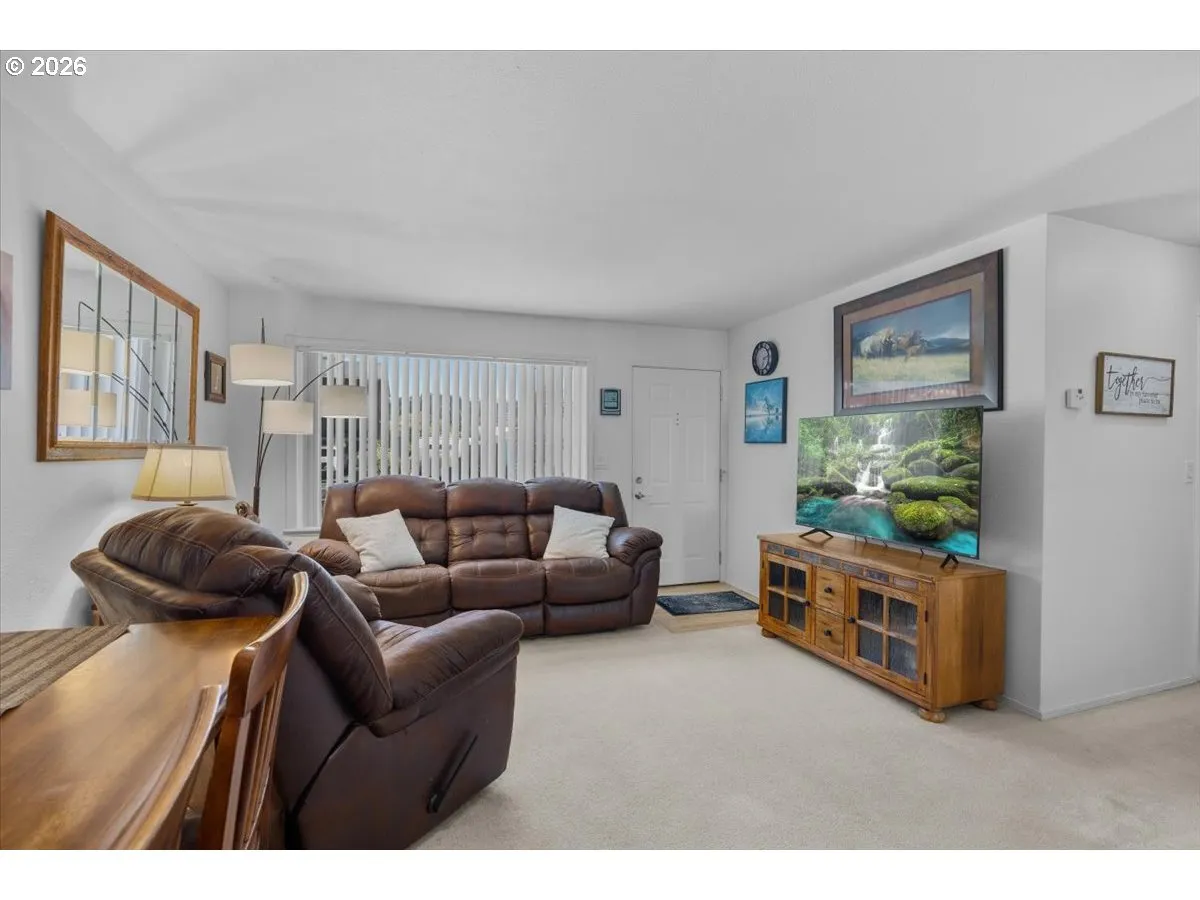 Living Room/Entrance