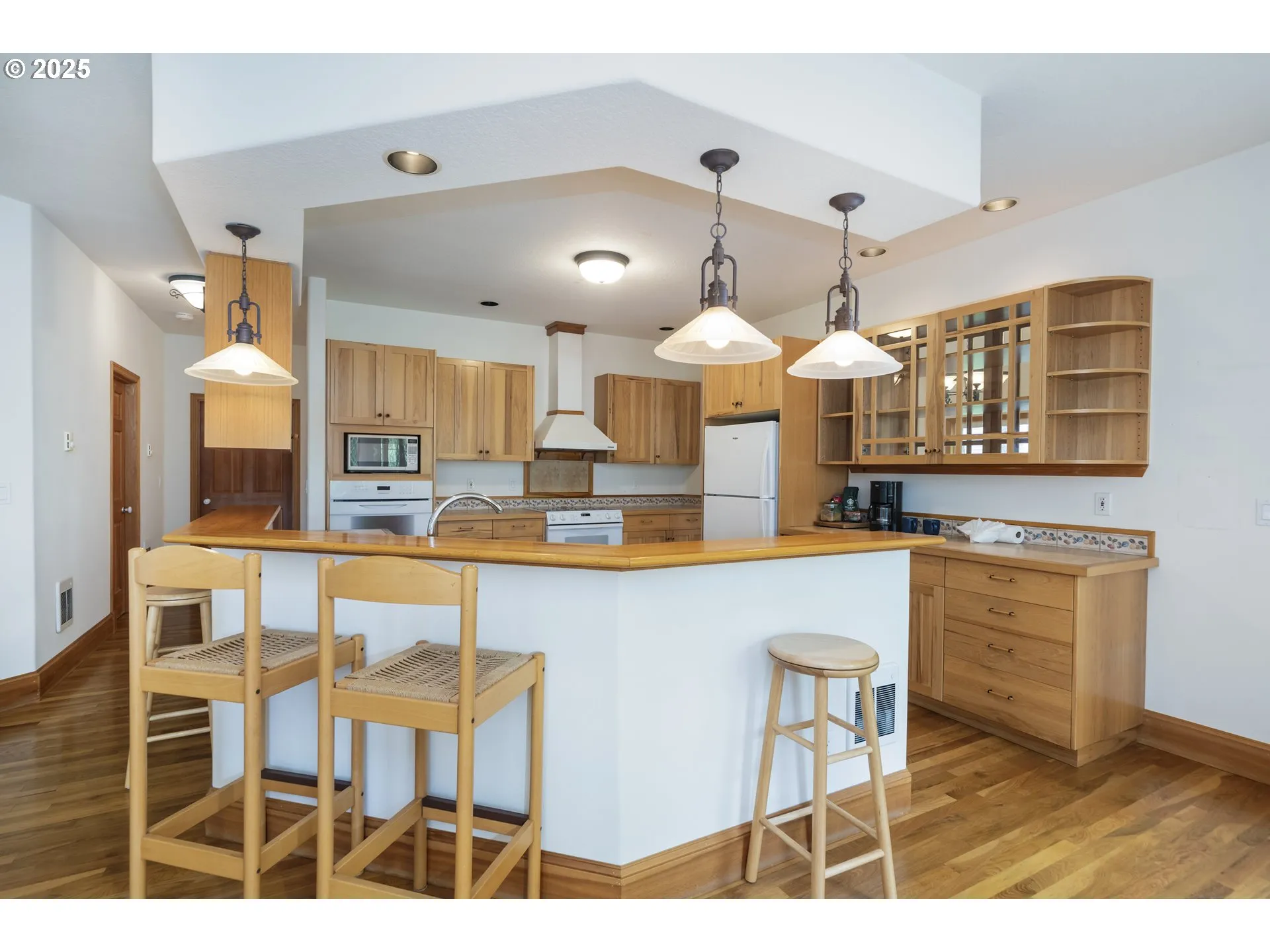 Kitchen-Breakfast Bar