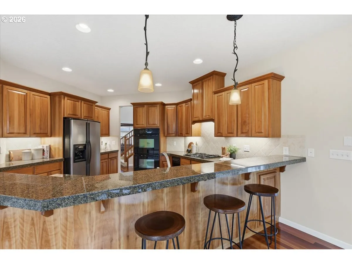 Kitchen-Breakfast Bar