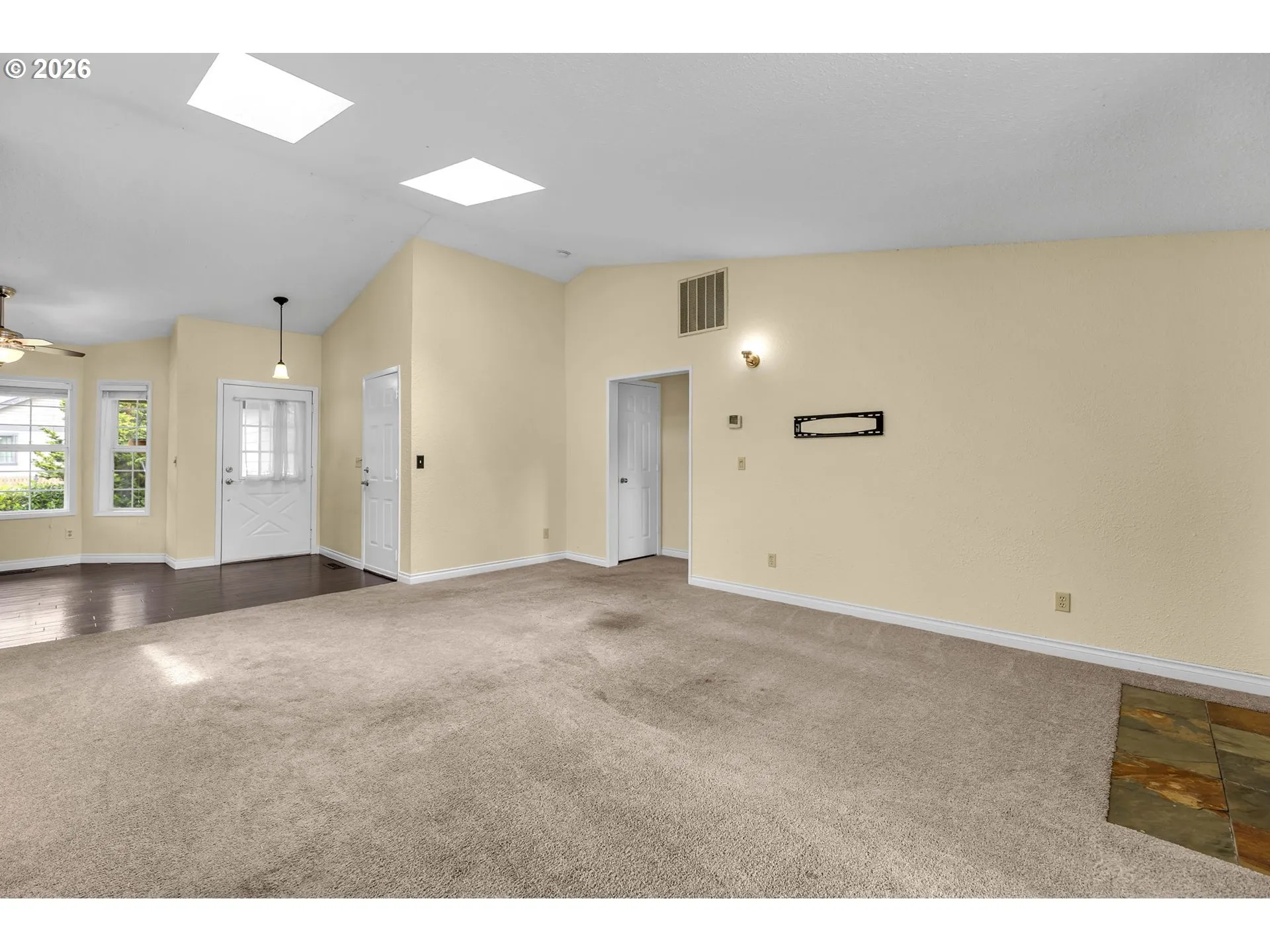 Living Room/Entrance