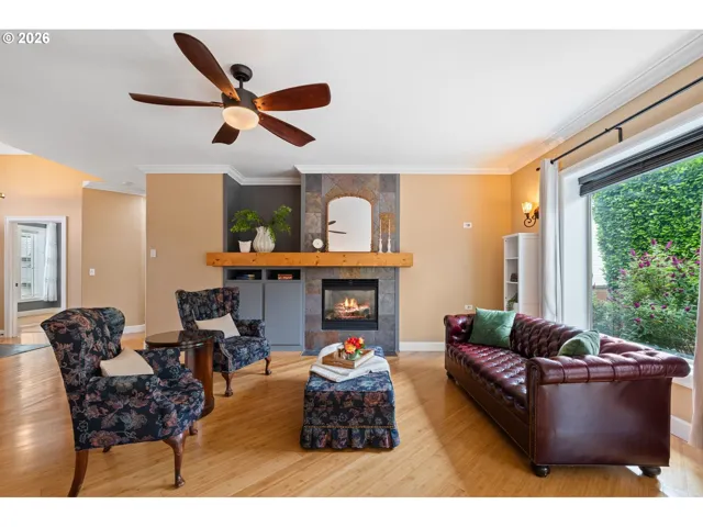 Living Room-Built-In Shelving