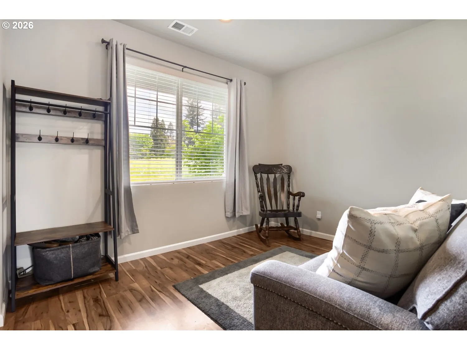 Living Room/Entrance
