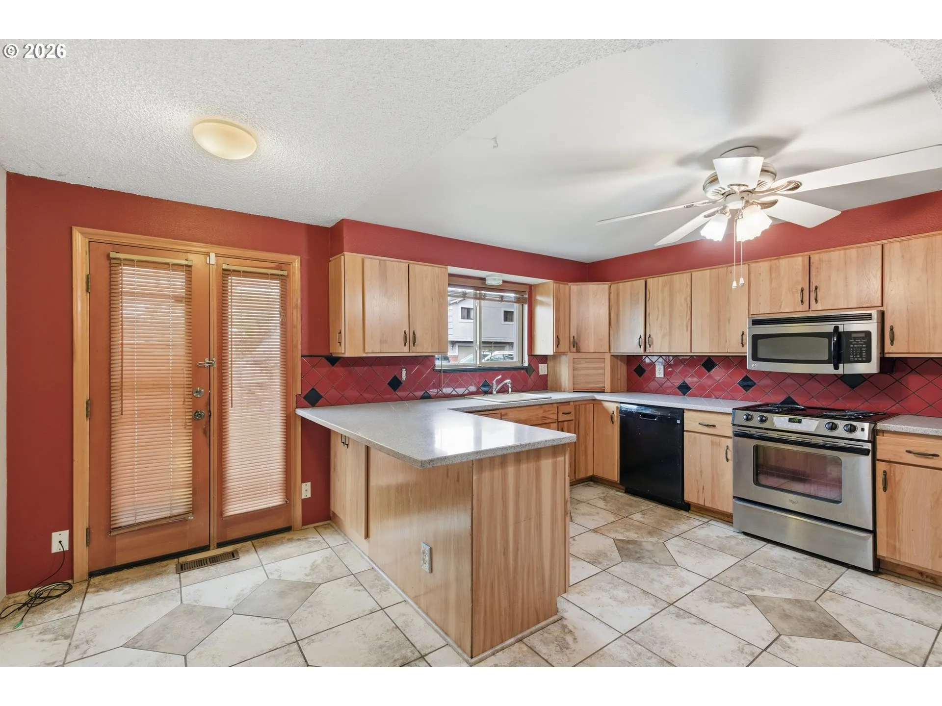 Kitchen-Breakfast Bar