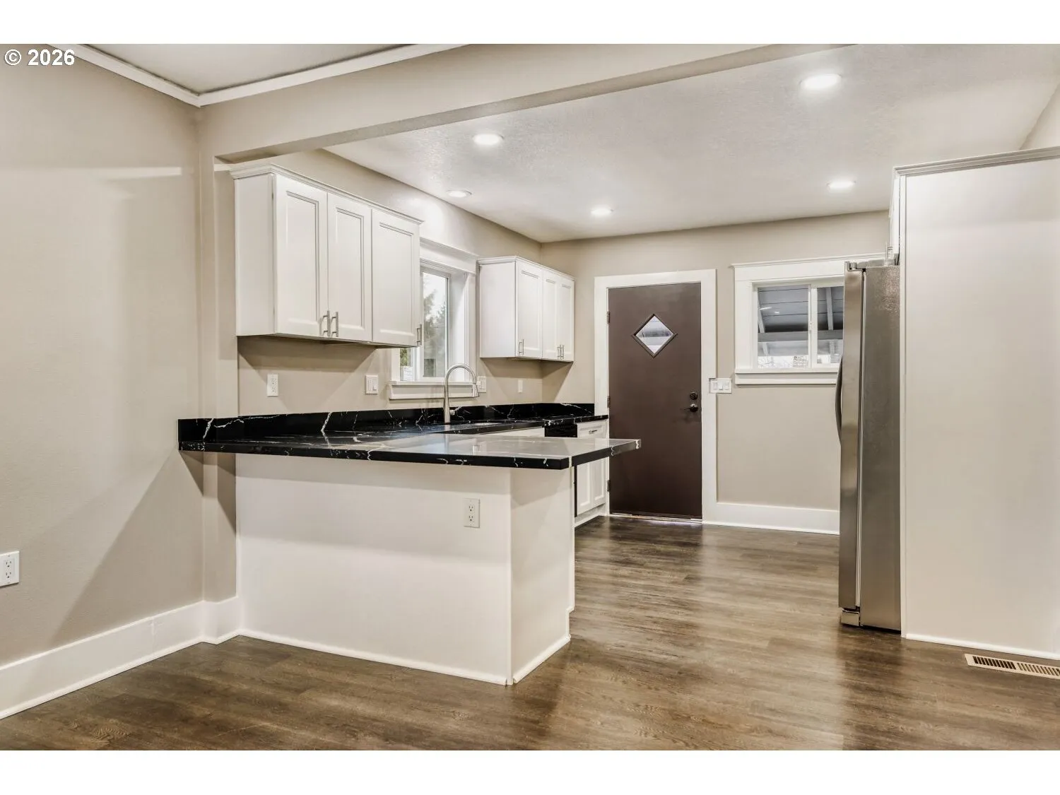 Kitchen-Breakfast Bar
