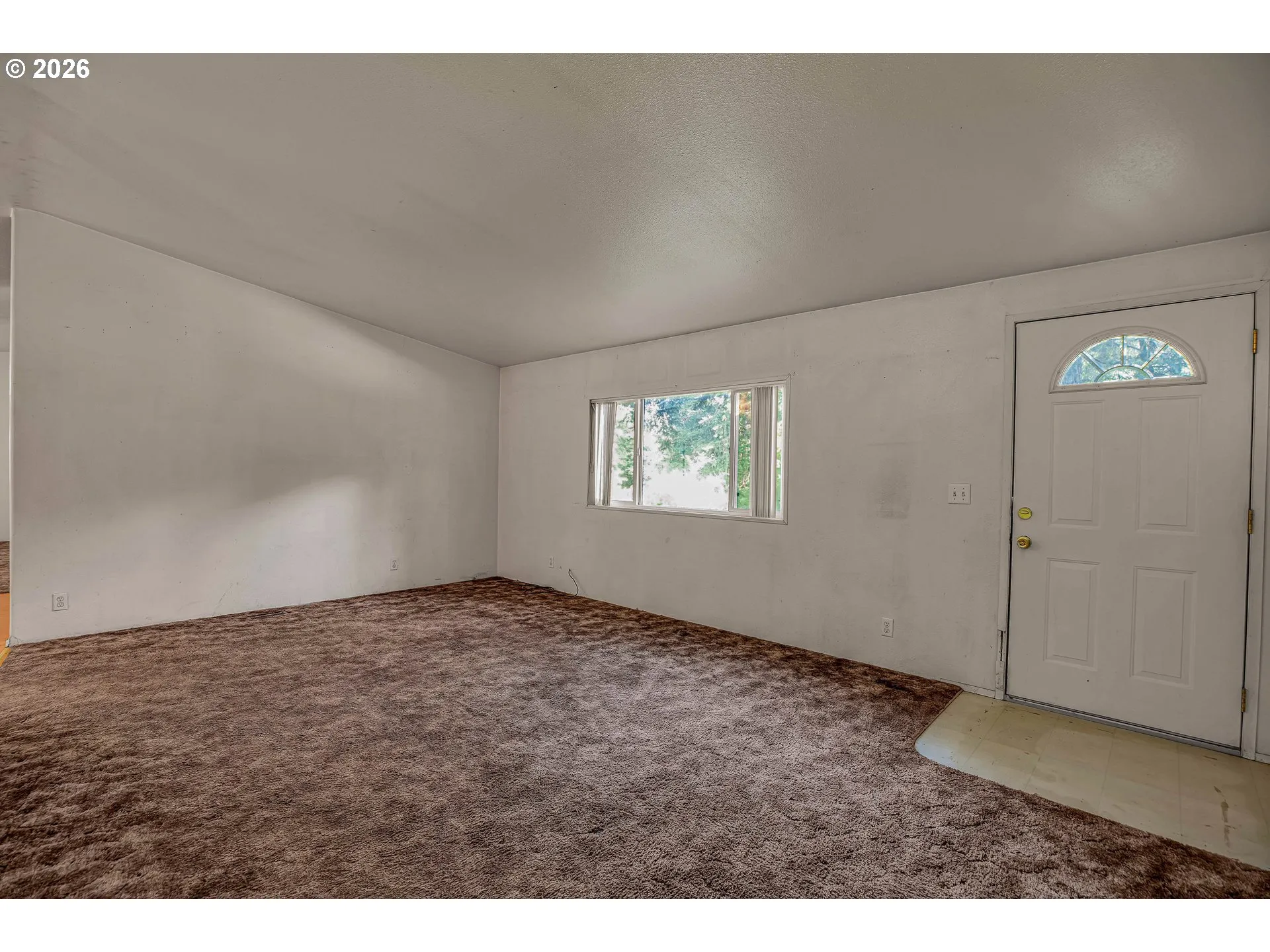 Living Room/Entrance