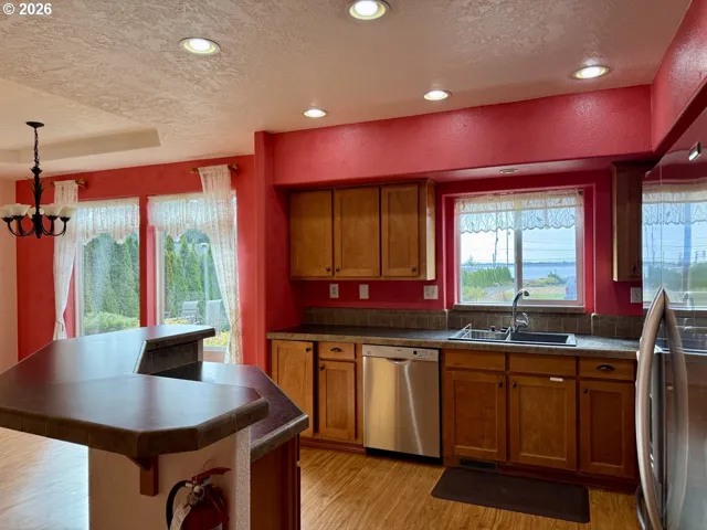 Kitchen-Breakfast Bar