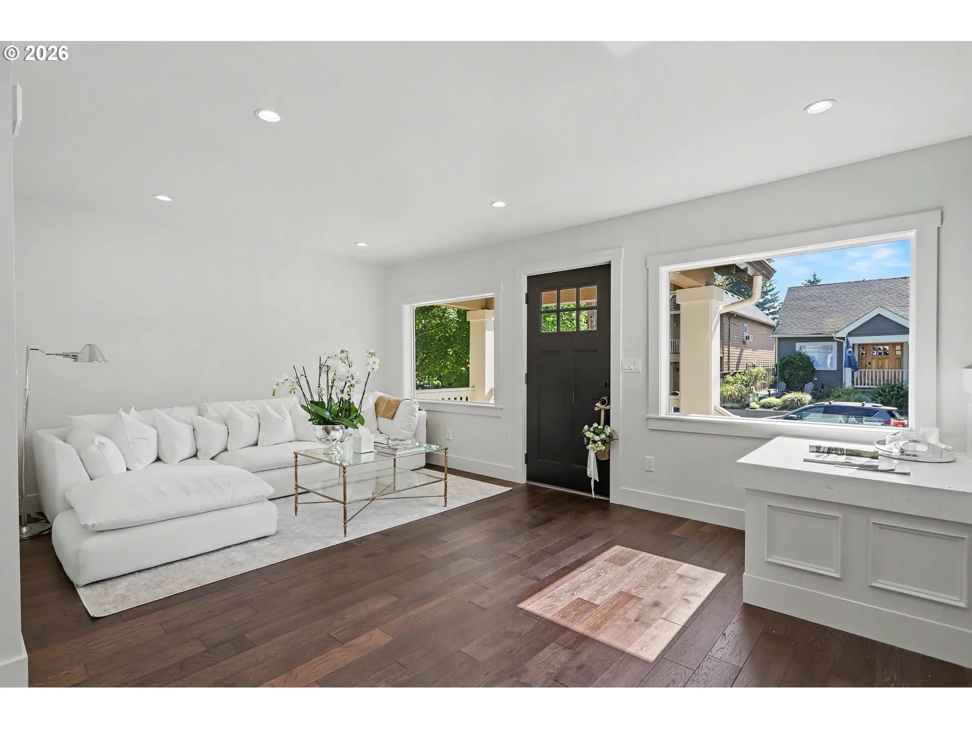 Living Room/Entrance