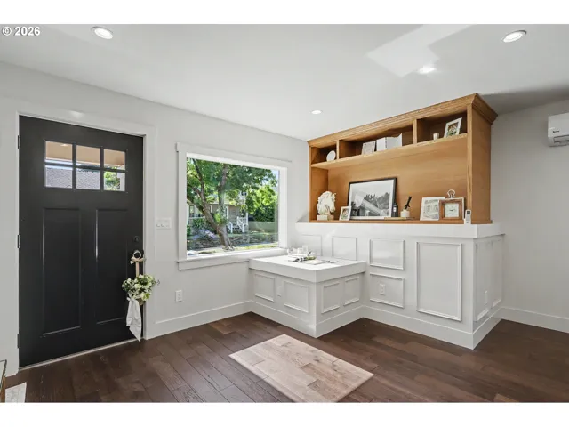 Living Room-Built-In Shelving