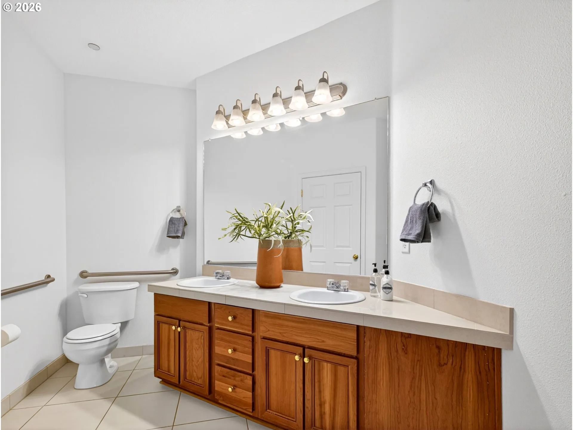 Bathroom, Attached-Double Sinks