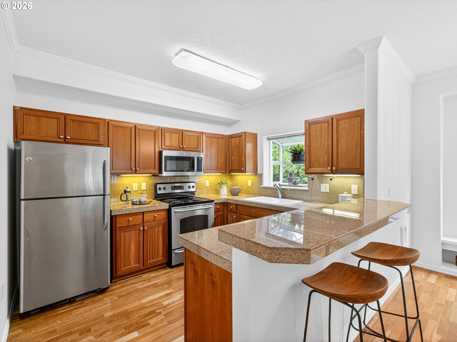 Kitchen-Breakfast Bar