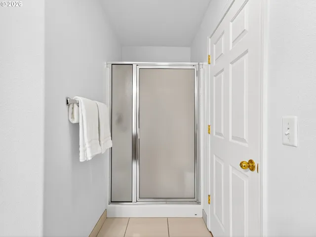 Bedroom-Full Bathroom