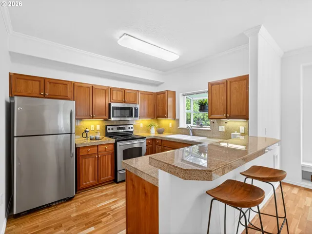 Kitchen-Breakfast Bar
