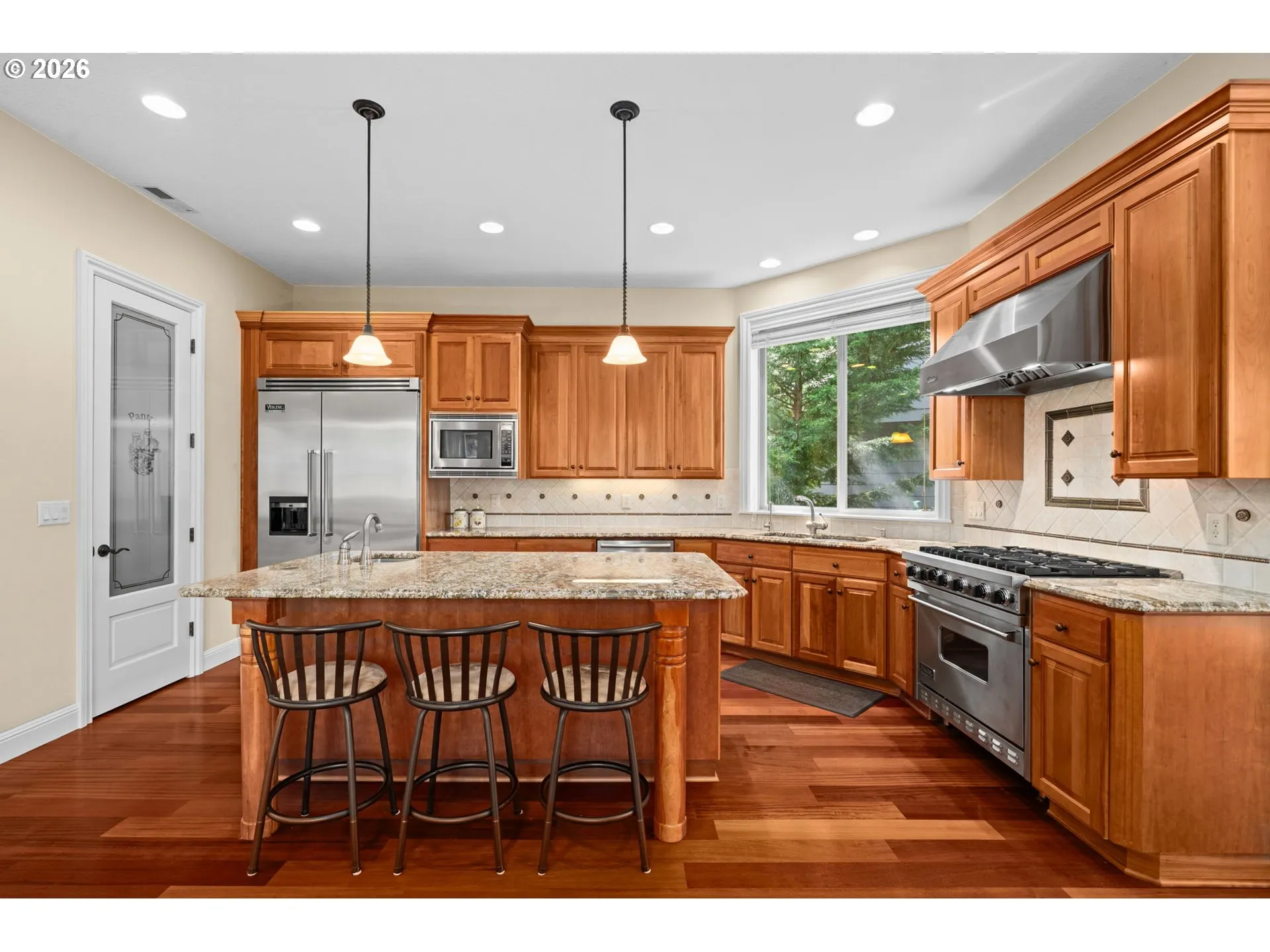 Kitchen-Breakfast Bar