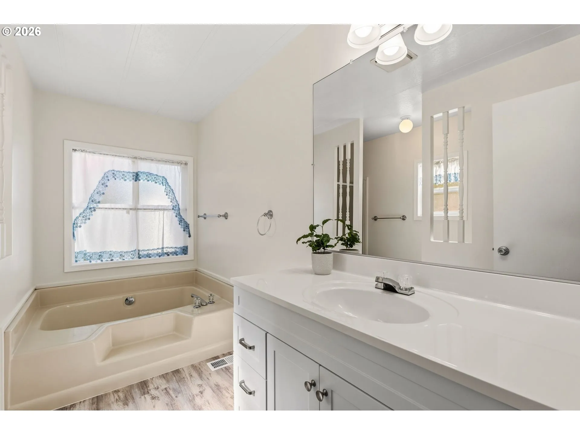 Bathroom, Attached-Garden Tub
