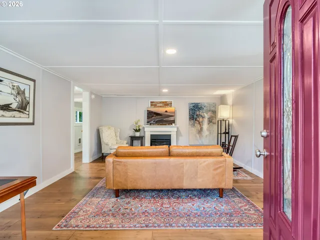 Living Room/Entrance
