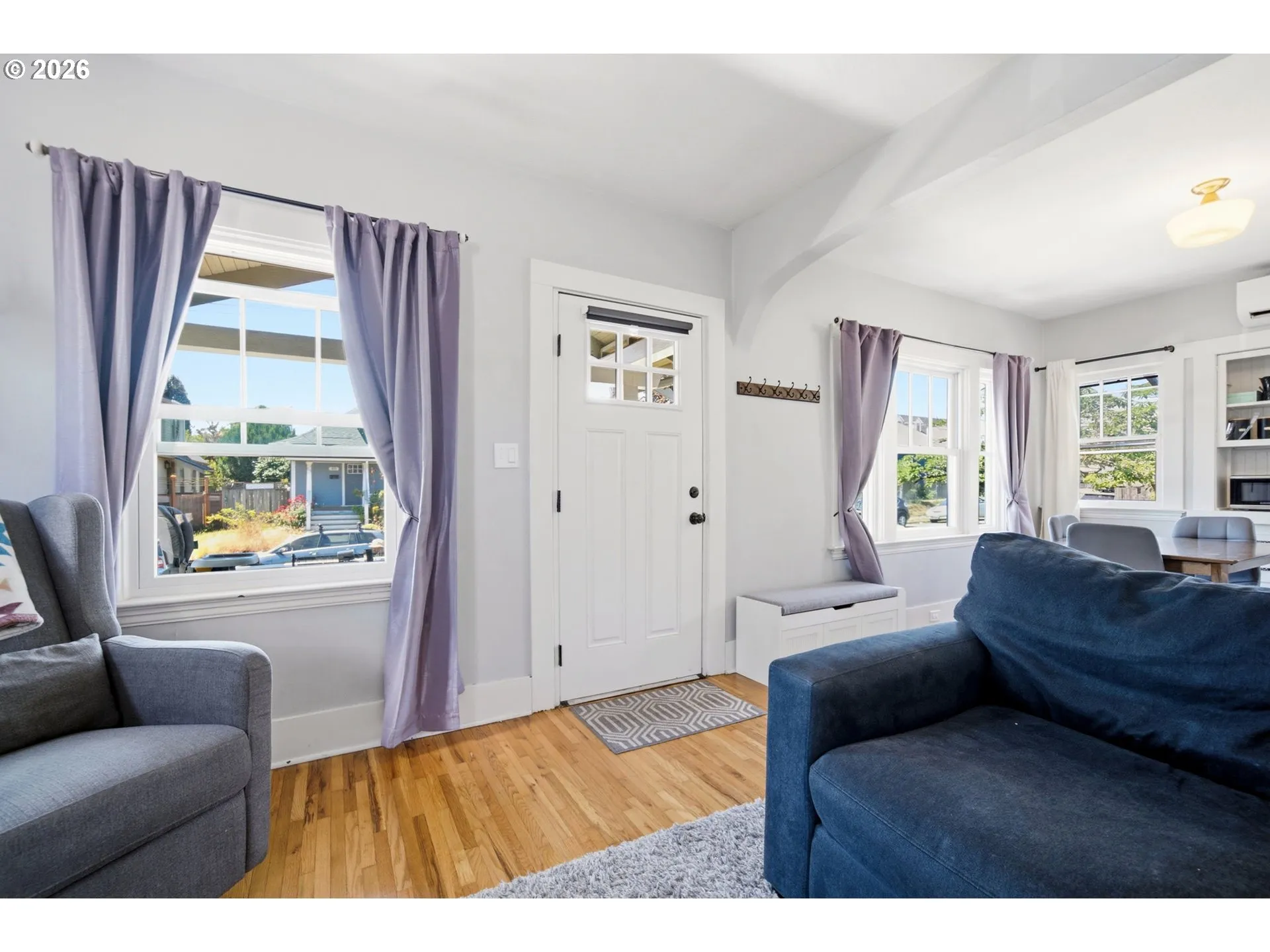 Living Room/Entrance