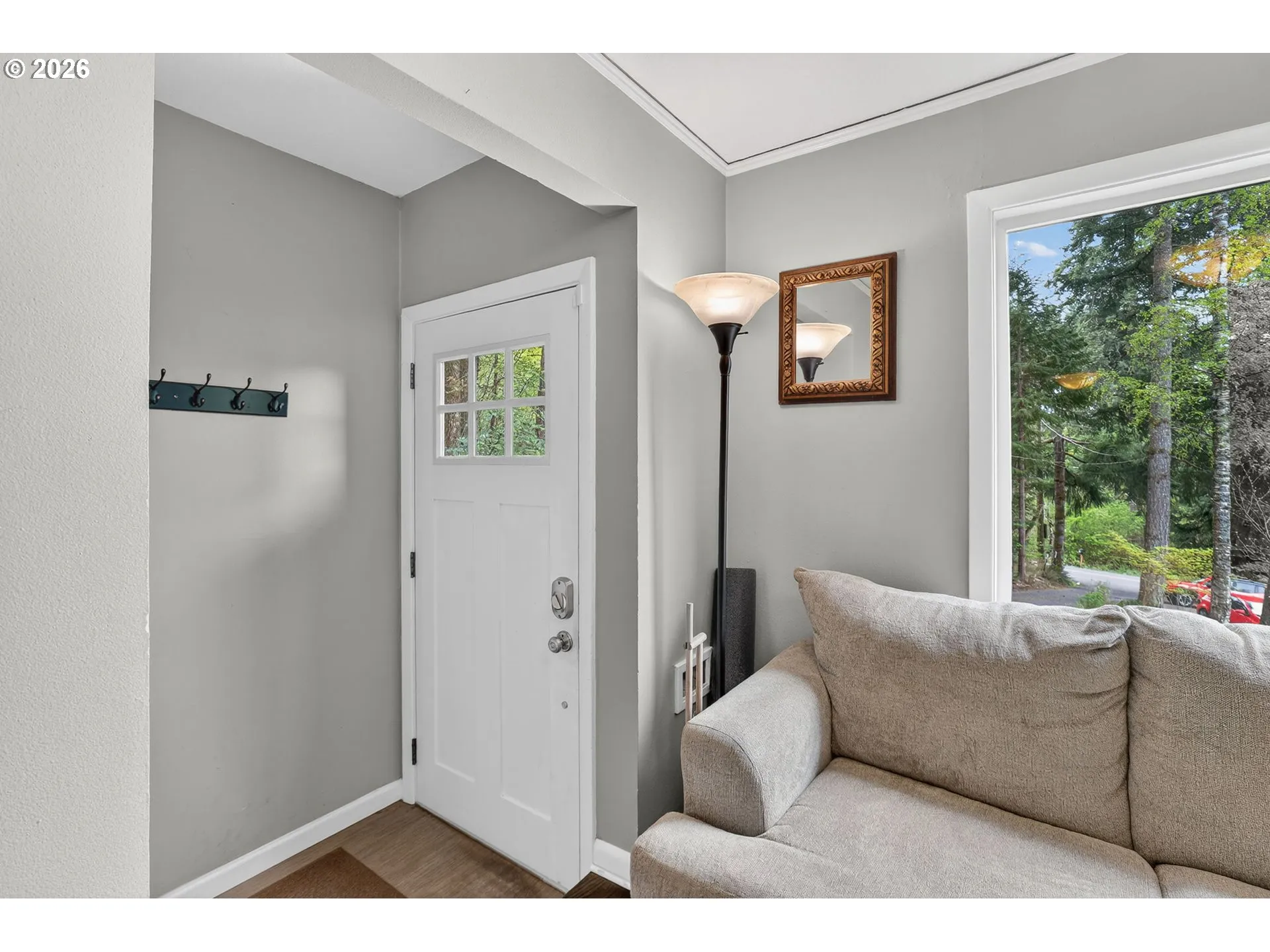 Living Room/Entrance