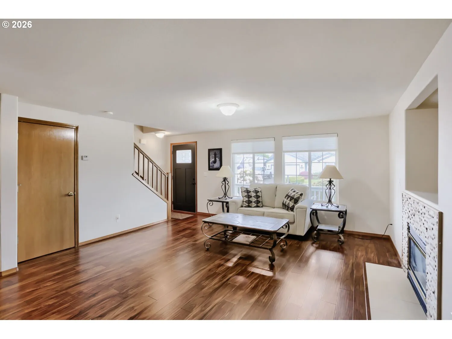 Living Room/Entrance