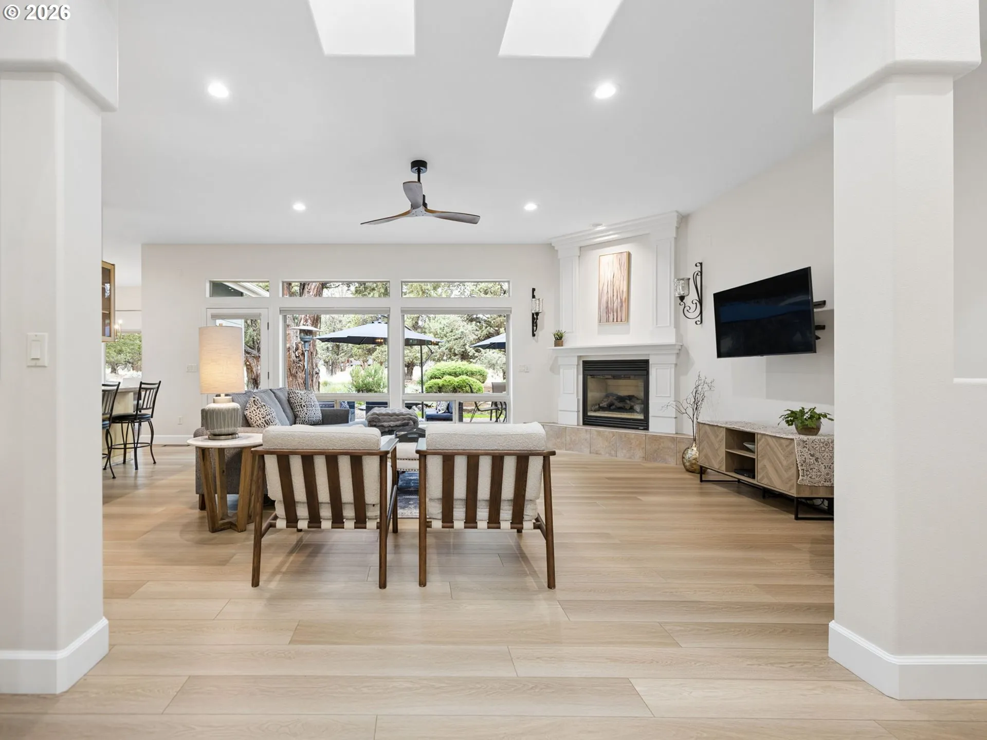Living Room/Entrance