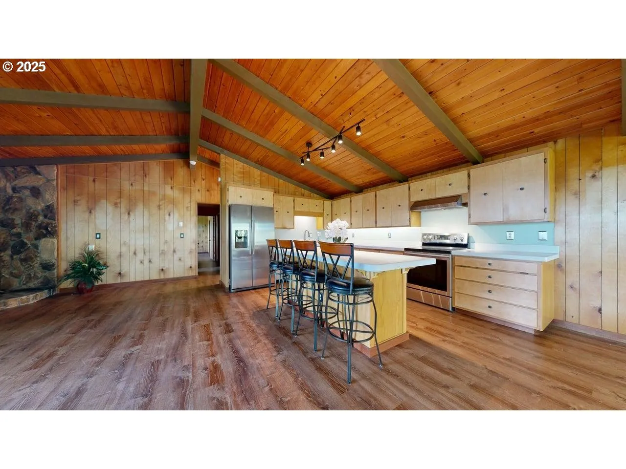 Kitchen-Breakfast Bar