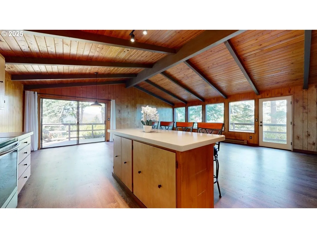 Kitchen-Breakfast Bar