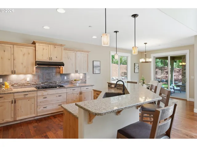 Kitchen-Breakfast Bar