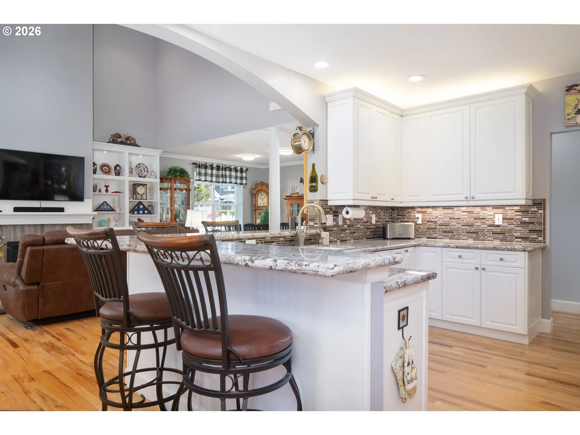 Kitchen-Breakfast Bar