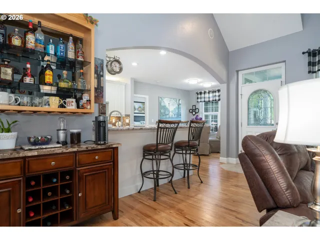 Kitchen-Breakfast Bar
