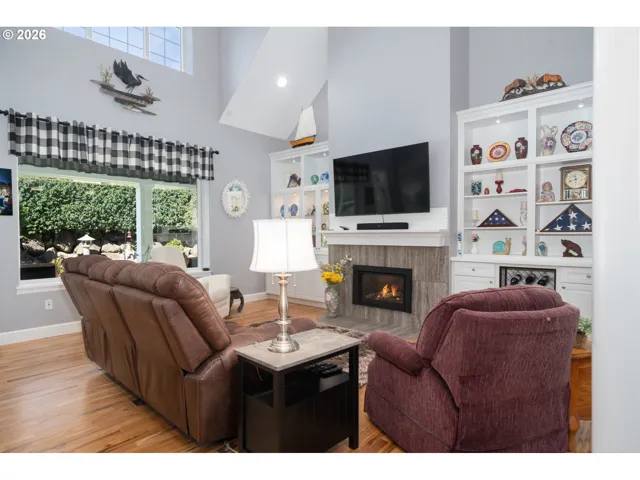 Living Room-Built-In Shelving