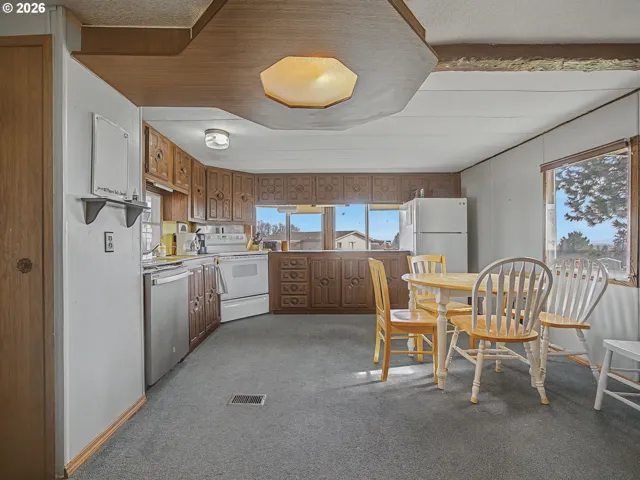 Kitchen/Nook-Eating Area